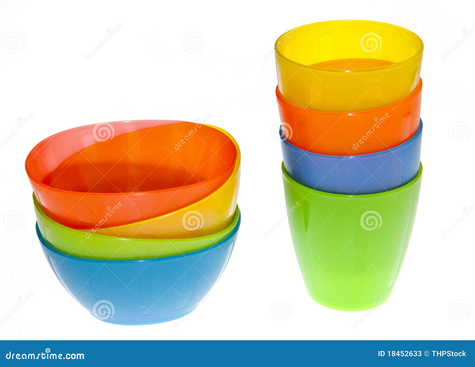 Cuvettes en plastique image stock. Image du rouge, gosses 18452633