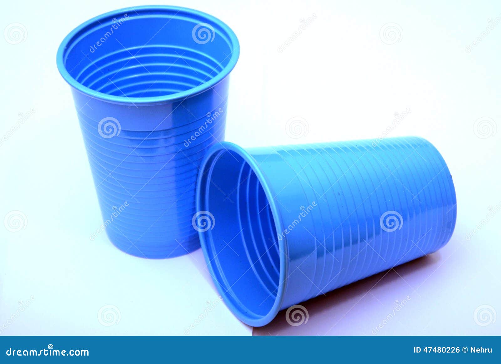 Cuvettes En Plastique Bleues Photo stock Image du groupe, café 47480226