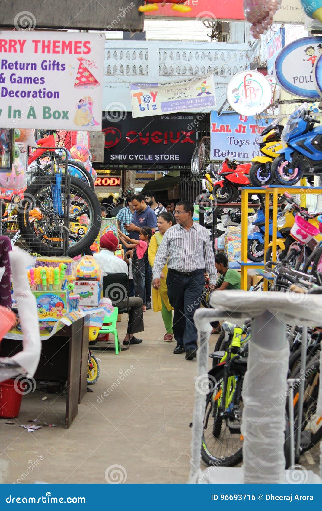 jhandewalan toy market