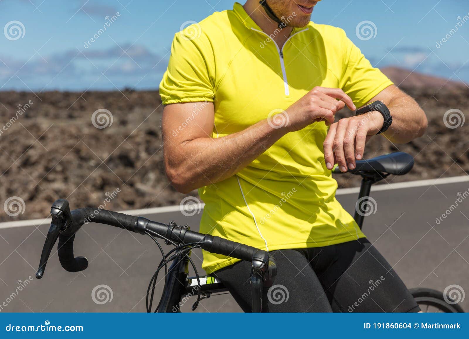 Makkelijk in de omgang Lokken Familielid Cyclist on Road Bike Using Fitness Smartwatch Stock Photo - Image of  summer, athlete: 191860604