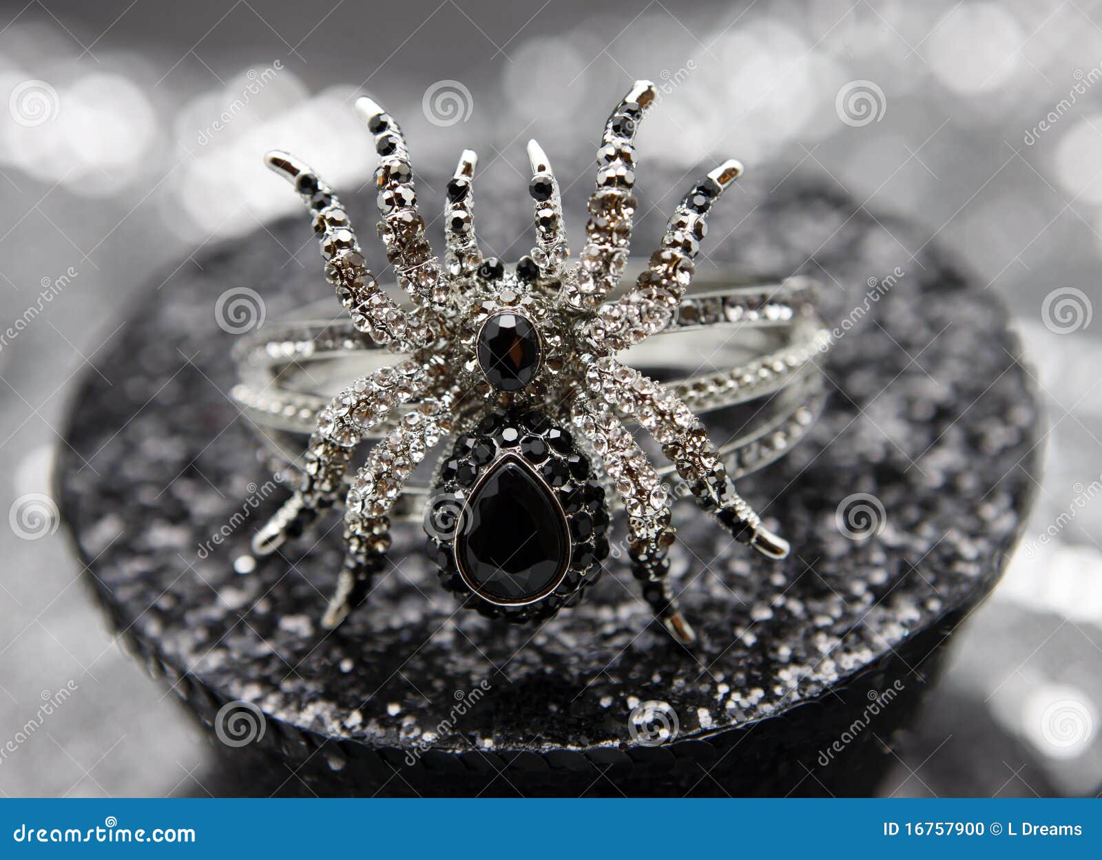 Czarny biżuteryjny pająk. Na tła pięknym czerń plam bokeh bransoletki krystalicznym pokazu błyskotliwości świetle krystaliczny srebro siedzi pająk iskrzastej wdowy
