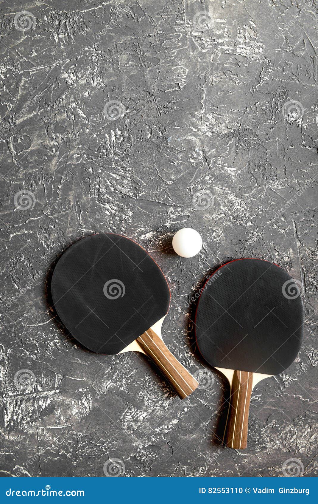 Czarny kant dla śwista pong balowego szarego tła odgórnego widoku. Czarny kant dla śwista pong piłki na szarego tła odgórnym widoku