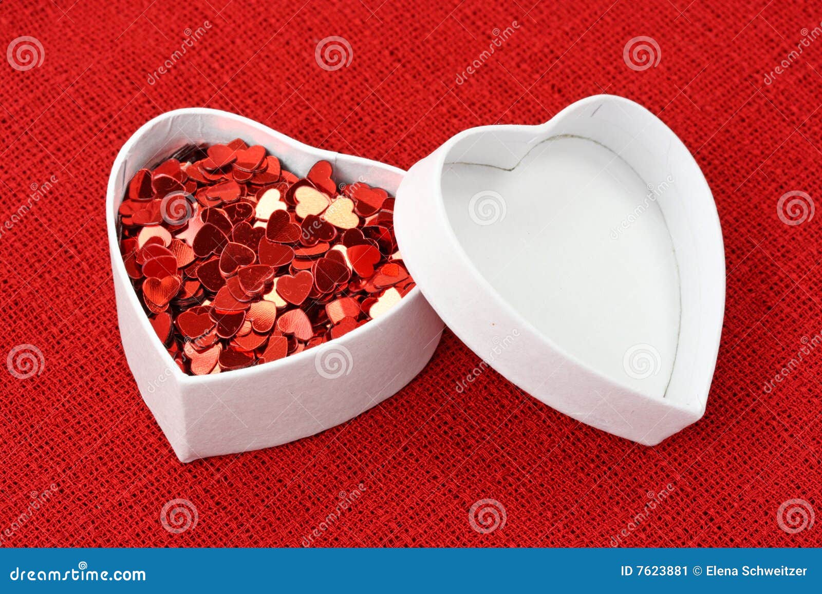 Czerwoni prezentów pudełkowaci serca. Pudełkowaci confetti prezenta serca czerwoni