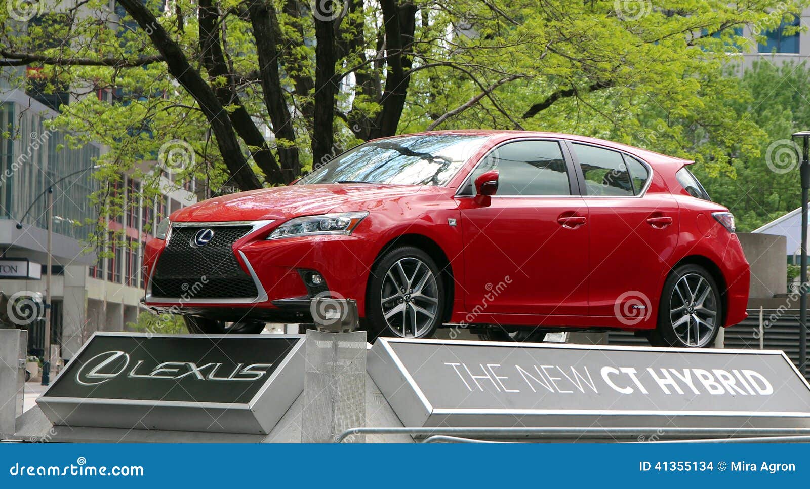 Czerwony Lexus hybryd obraz stock editorial. Obraz