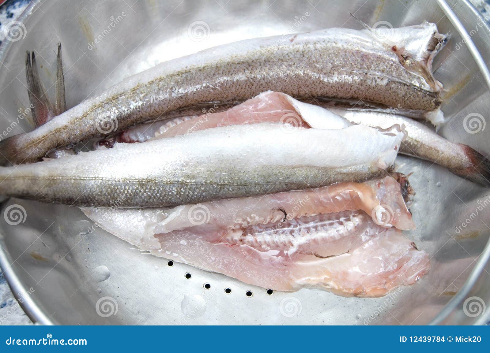 Czyścić rybi surowego. Czyścić kucharstwa surowego rybi przygotowywającego
