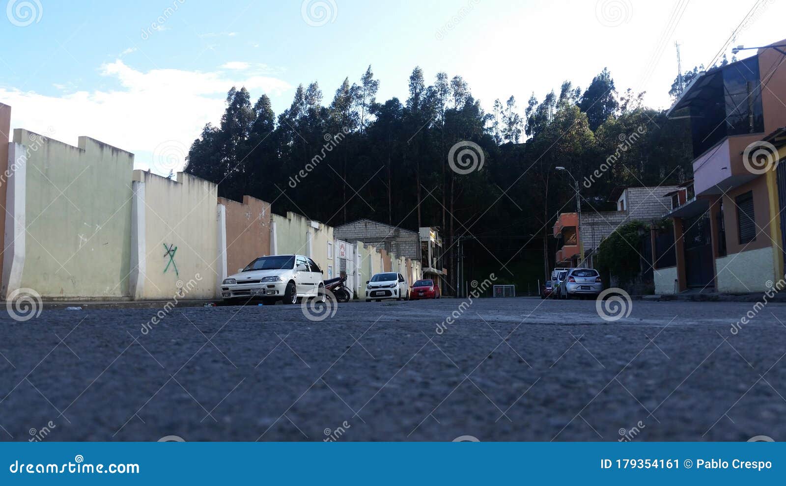 cÃÂ¡mara en ÃÂ¡ngulo de gusano en la calle.