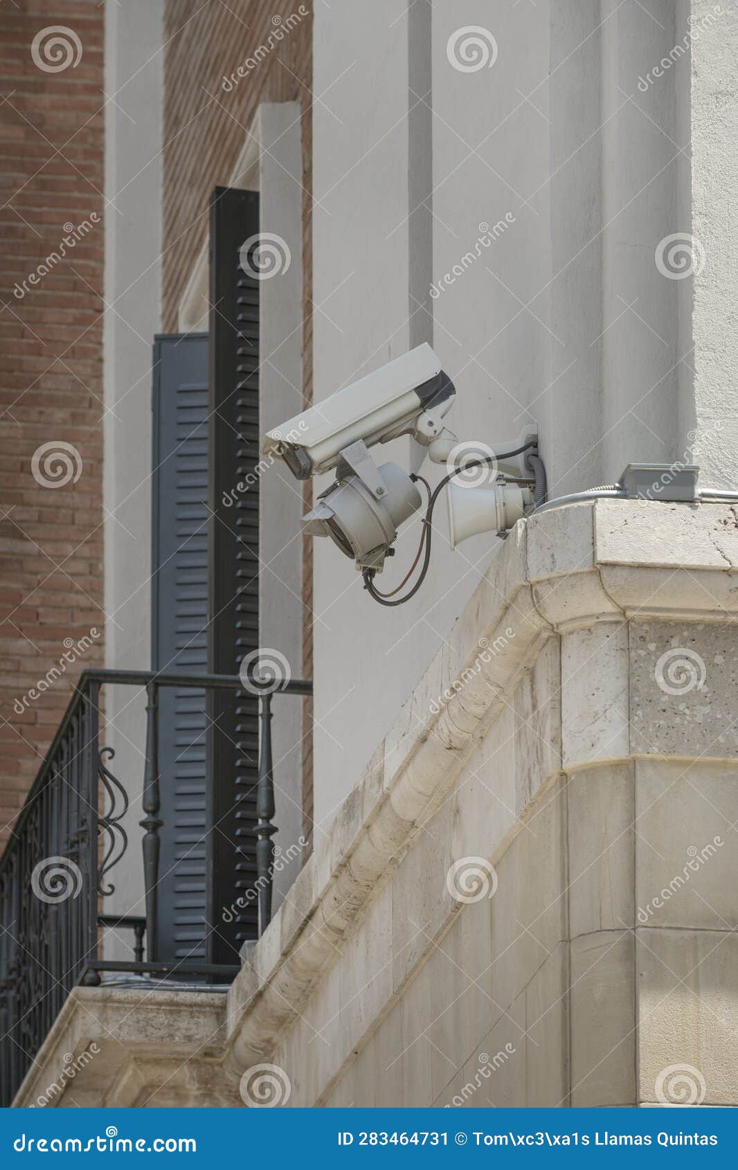 cÃÂ¡maras de vigilancia instaladas en la fachada