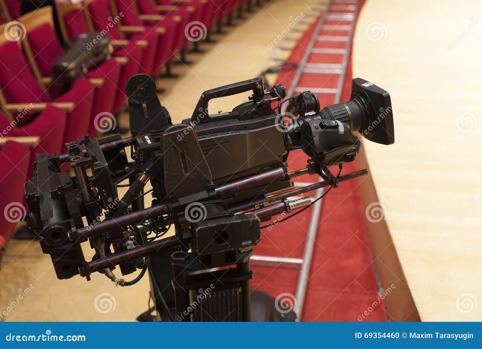 Câmara de vídeo digital profissional. Câmara de televisão em uma sala de concertos