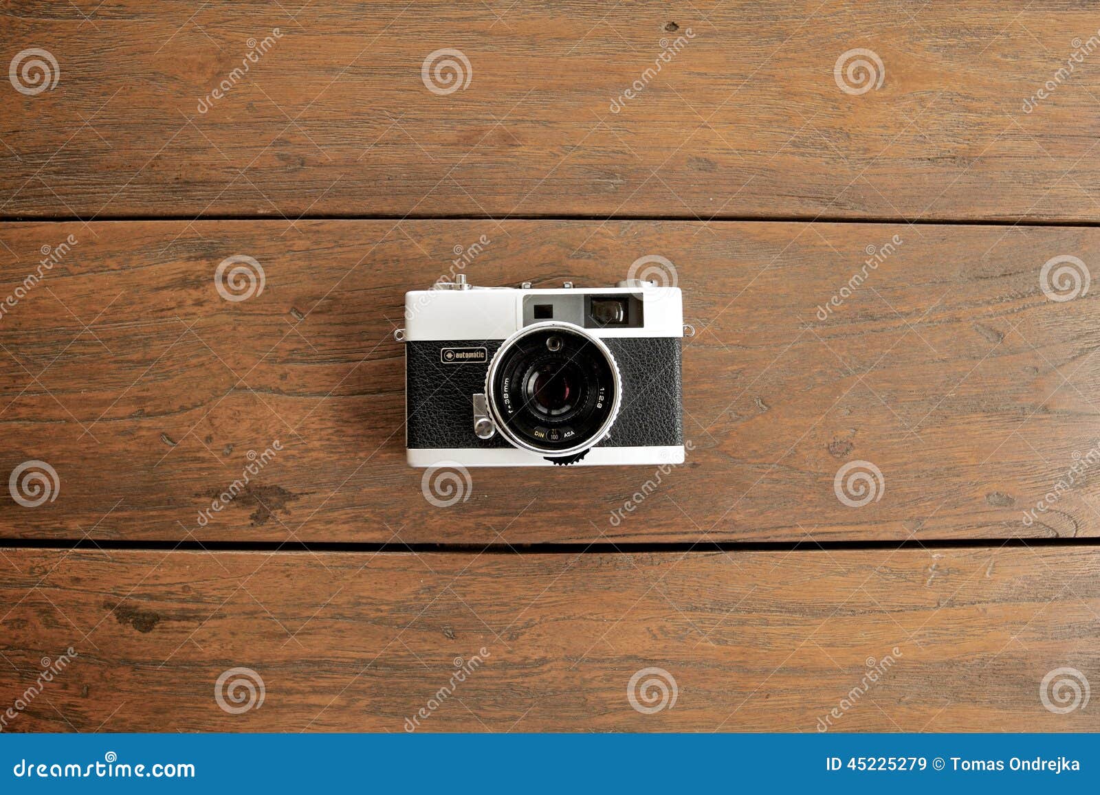 Câmera do vintage 35mm SLR. Detalhe da câmera do vintage na tabela de madeira