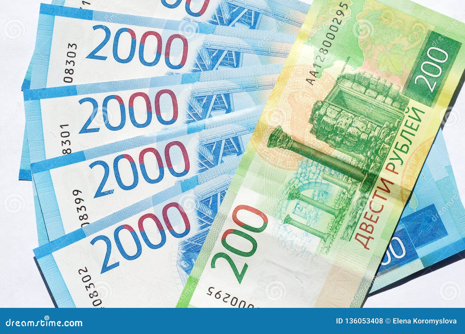 Cédulas Novas Do Russo De 2000 E 200 Rublos De Closeup Foto de Stock