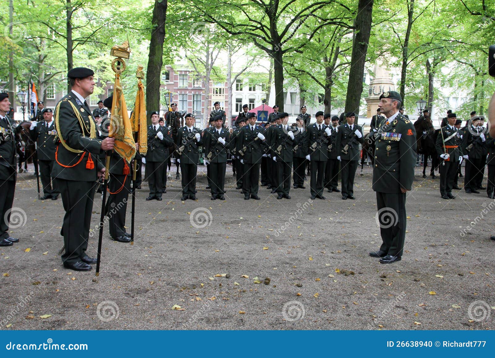 Cérémonie militaire - Hollandes. LA HAYE. Les régiments de réservoir, le Sytzama et le prince restants finaux de régiment de l'orange, congédié le 16 septembre 2012. L'événement a été identifié par une cérémonie sur le Lange Voorhout à la Haye.