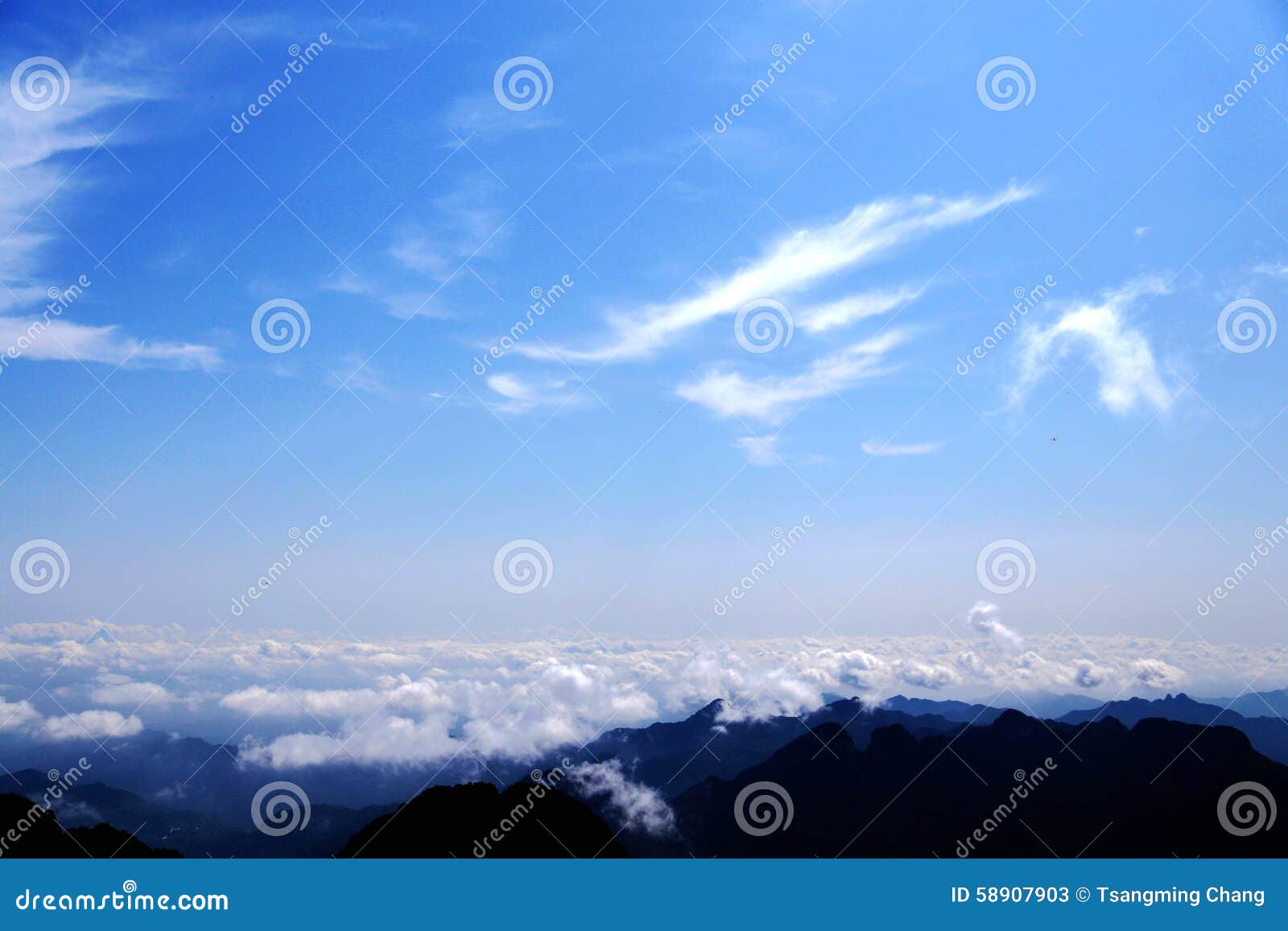 Céu azul e nuvens na montanha de Wudang, uma Terra Santa famosa da taoista em China. Montanha de Wudang, uma Terra Santa famosa da taoista e herança cultural do mundo em China, loacted na cidade de Shiyan, Hubei, China