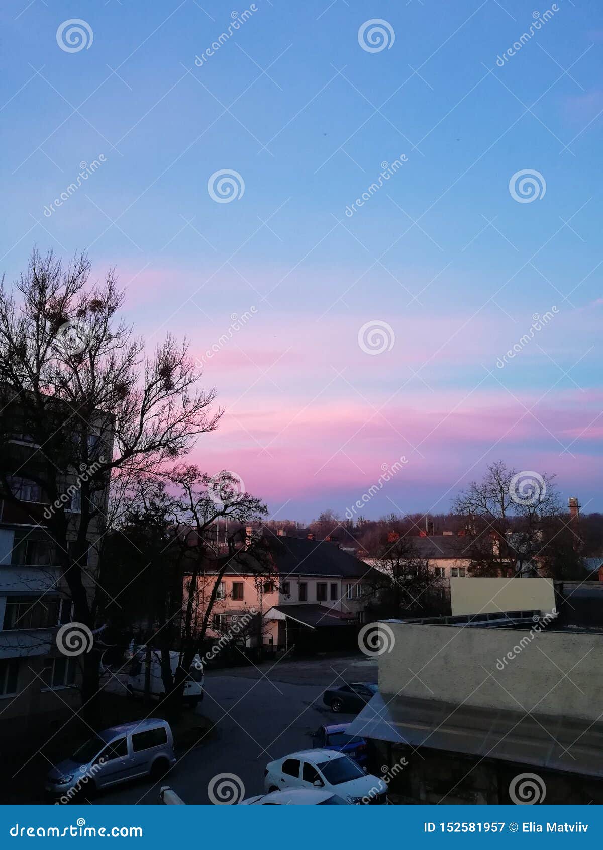 Céu azul rosa sobre o prédio Ucrânia