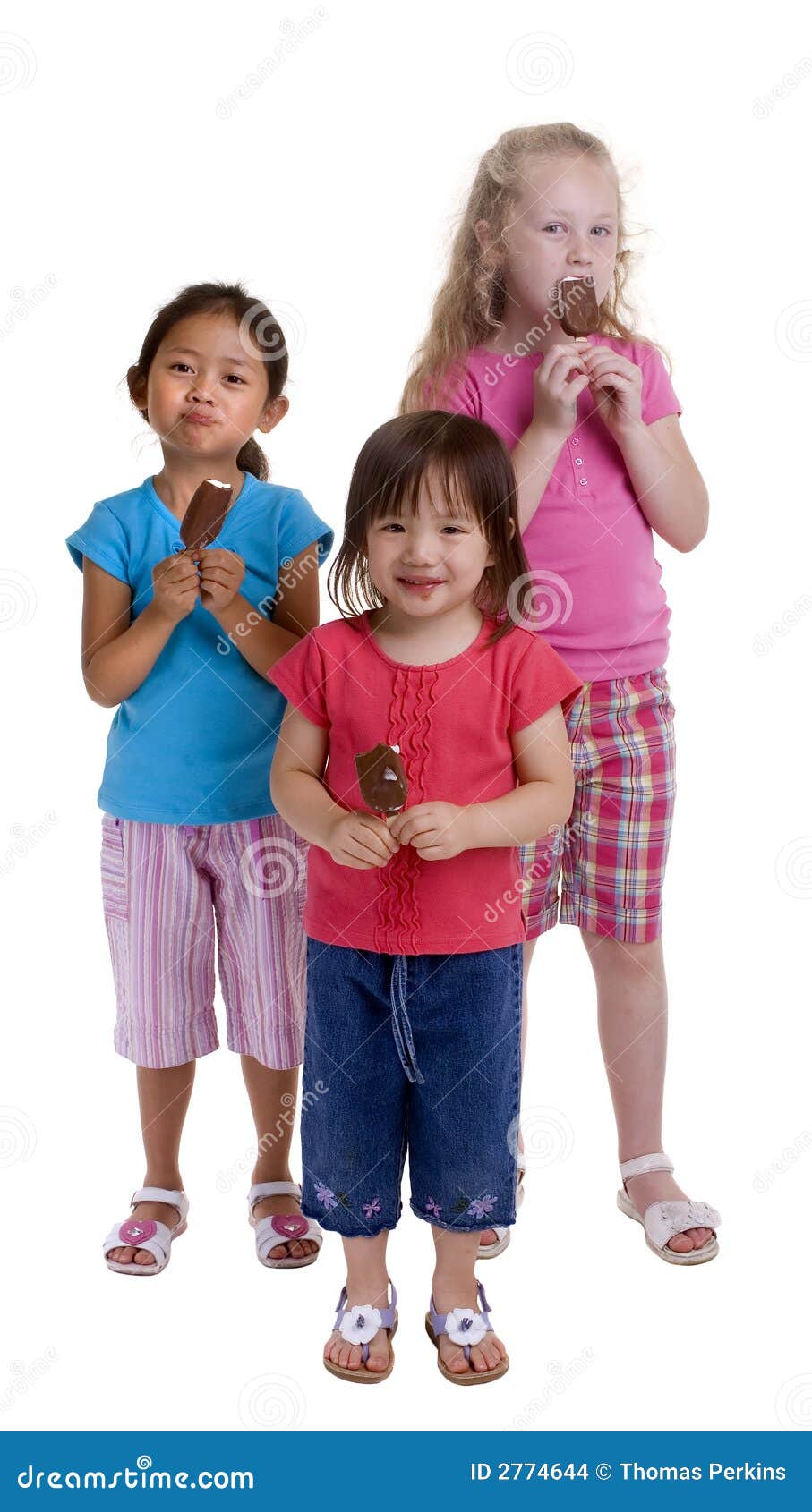 Cône de crême glacée. Trois jeunes filles avec un festin d'été. Cônes de crême glacée.
