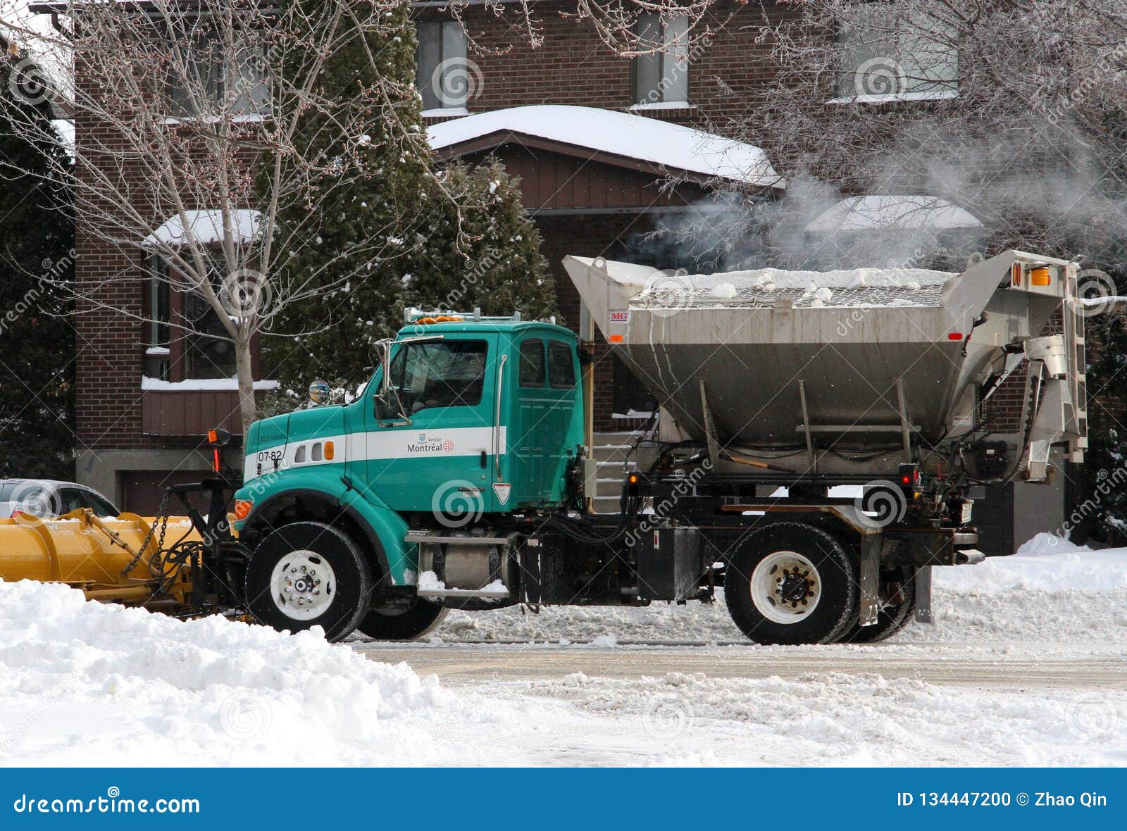 Déblaiement De Neige Et Camion De Sel De Route Image éditorial