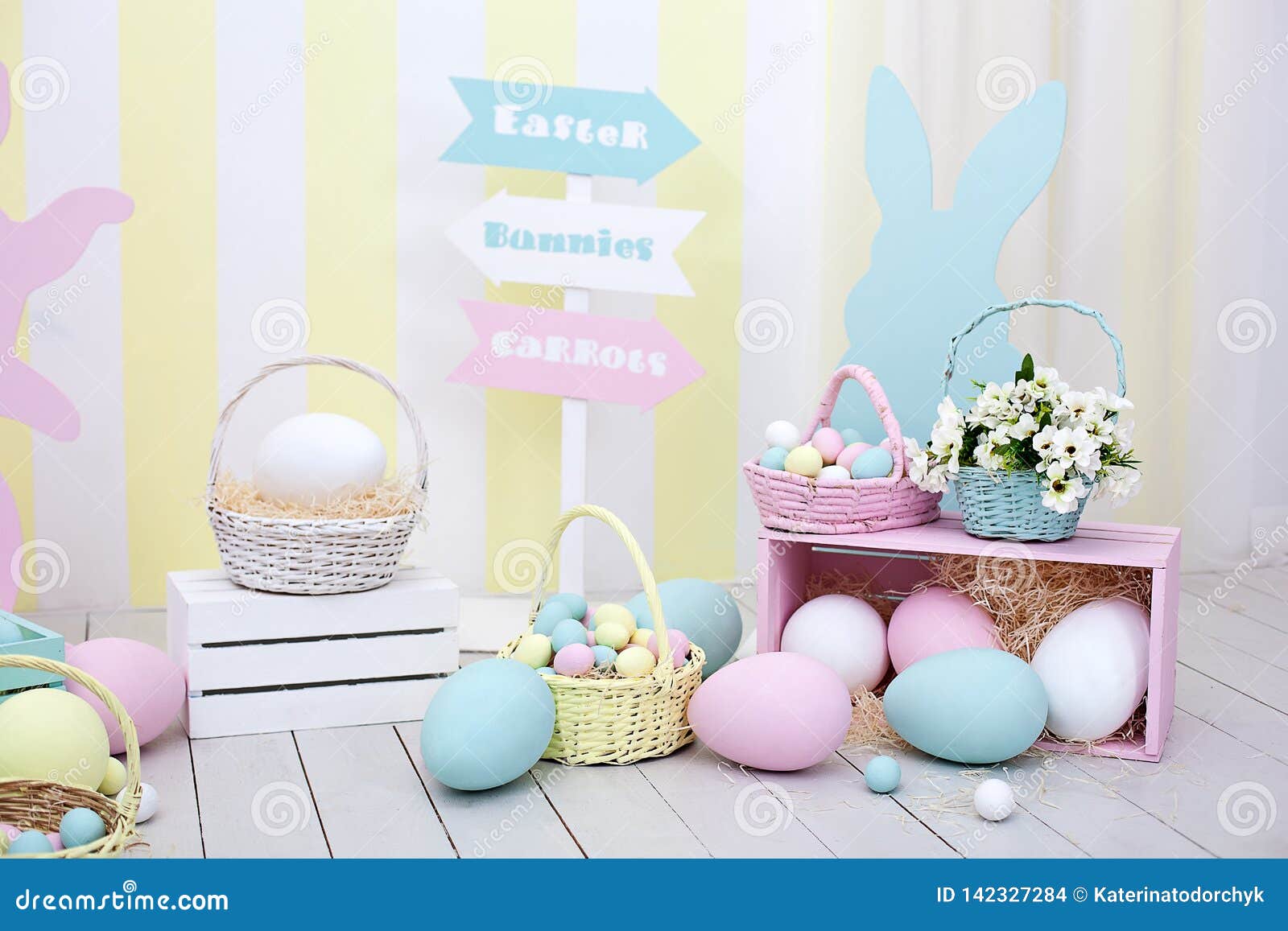 Décor De Pâques Et De Ressort Grands Oeufs Et Lapin De Pâques