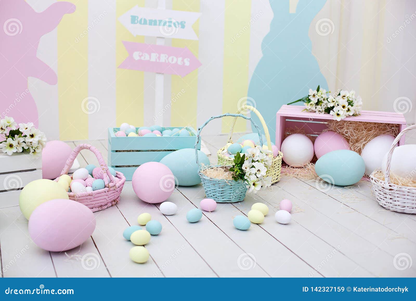 Décor De Pâques Et De Ressort Grands Oeufs Et Lapin De Pâques