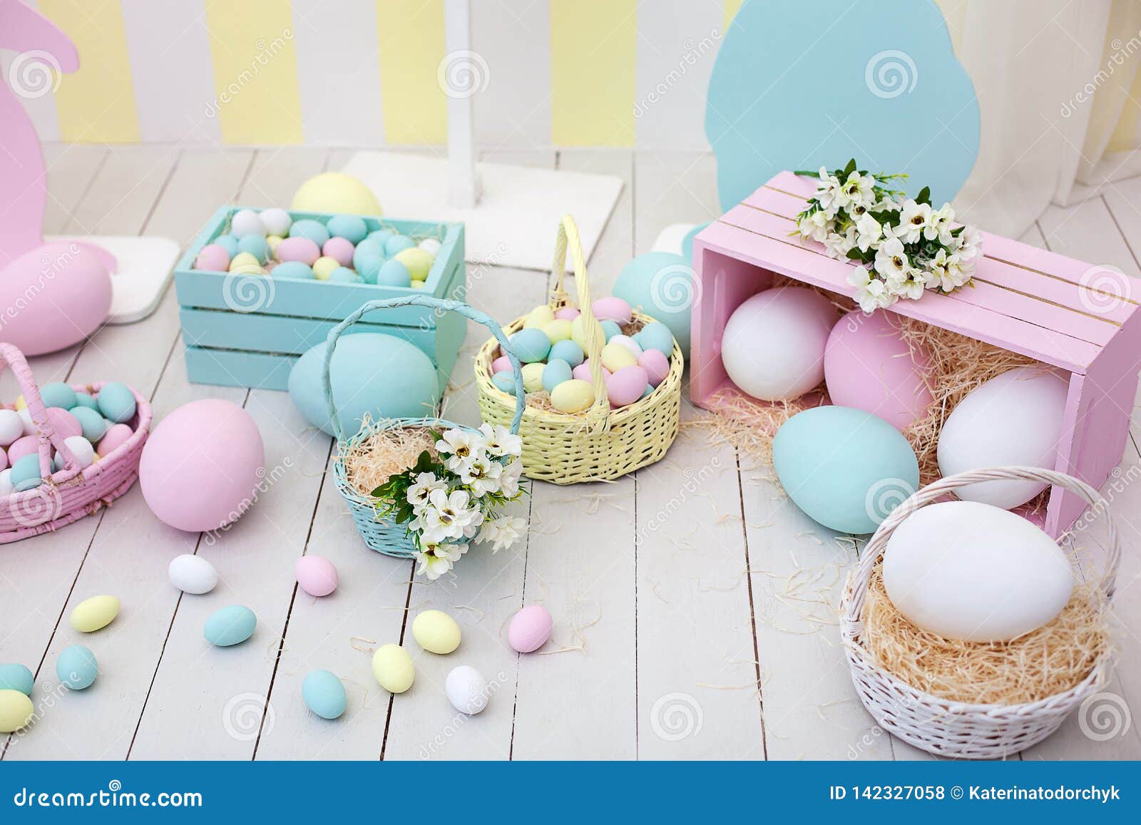 Décor De Pâques Et De Ressort Grands Oeufs Et Lapin De Pâques