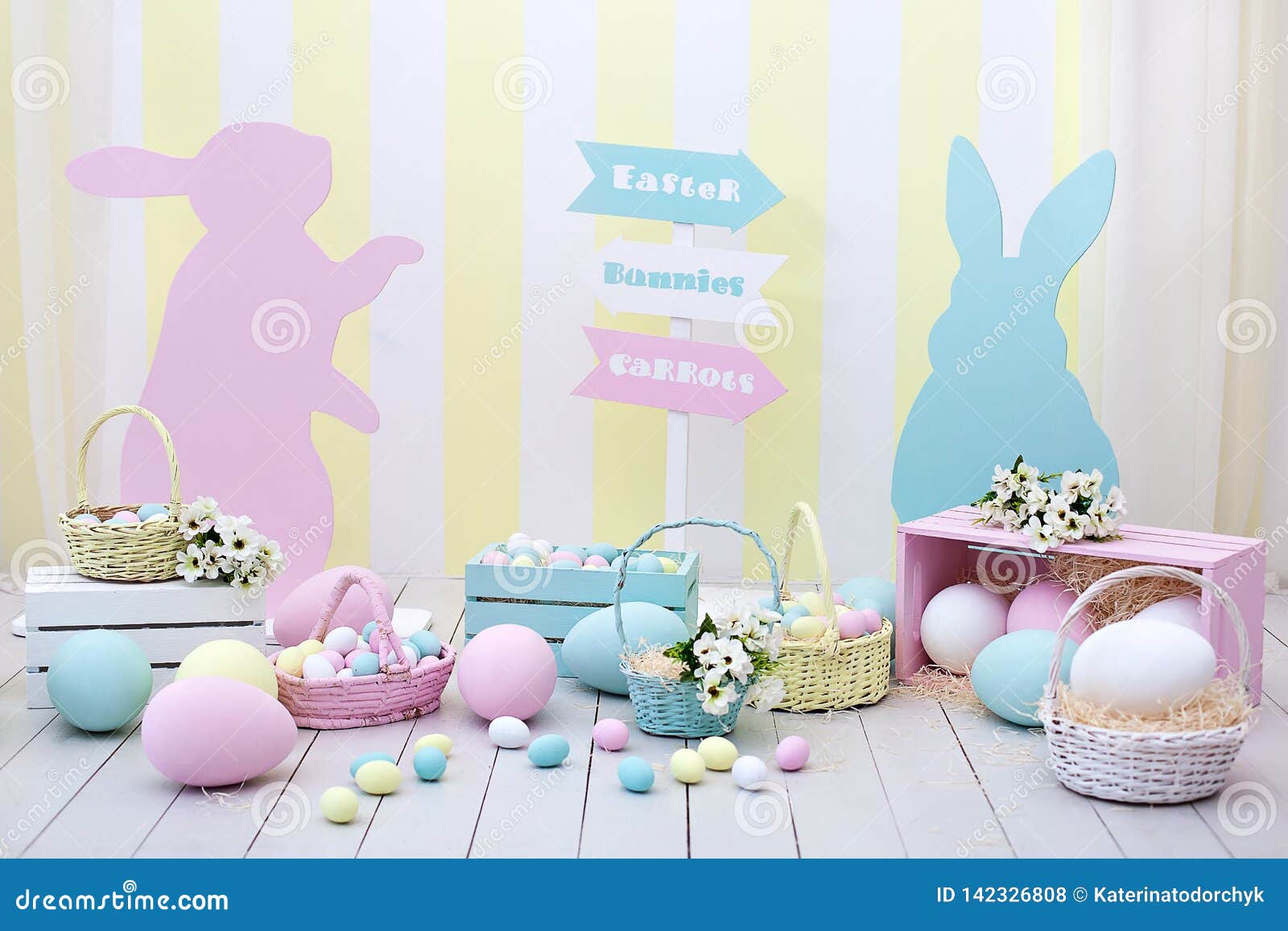 Décor De Pâques Et De Ressort Grands Oeufs Et Lapin De Pâques