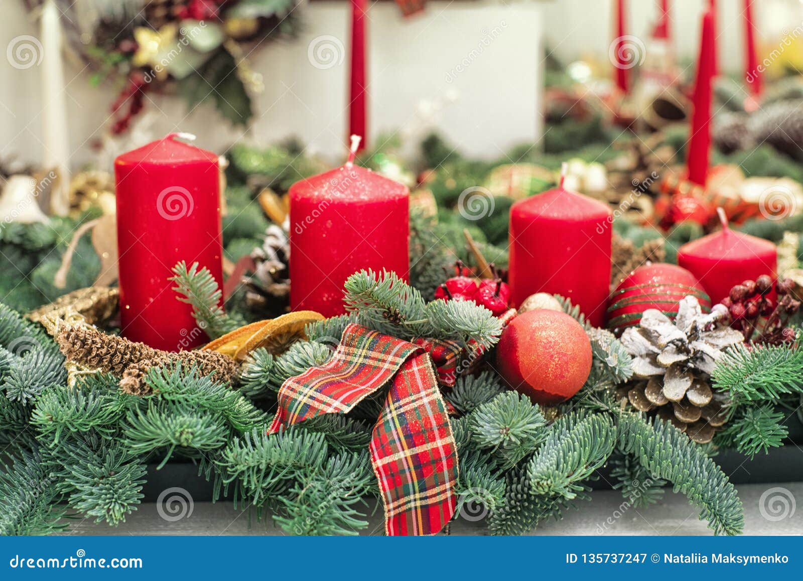 Décoration De Noël Avec Bougie Rouge Sur La Table En Bois. Noël