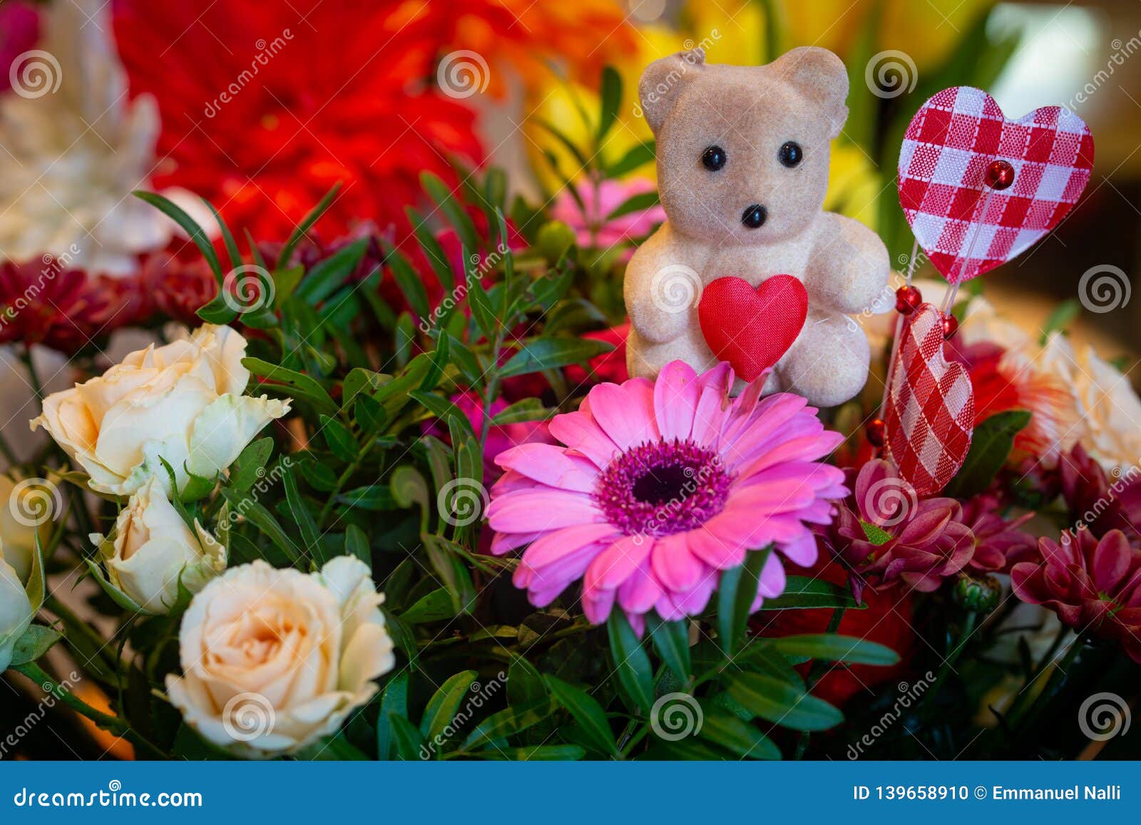 Décoration De Bouquet De Fleur Avec L'ours De Nounours Photo stock - Image  du main, fille: 139658910