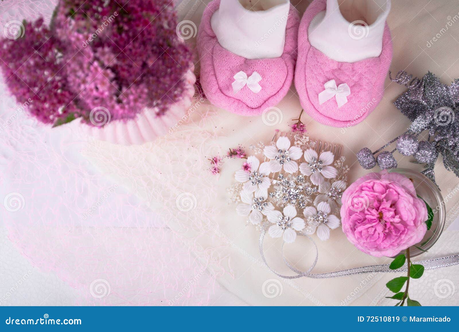 Décoration De Fête De Naissance Avec Des Fleurs - C'est Une Fille