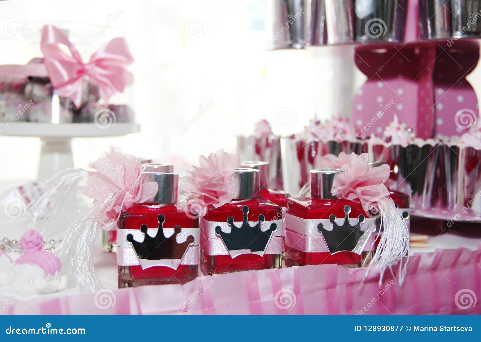 Decoration De Fete De Table Sous Forme De Parfum En Bouteille Rouge Et Bonbons Image Stock Image Du Glace Restaurant Decoration De Fete De Table Sous Forme De Parfum En Bouteille Rouge Et Bonbons Image Stock Image Du Glace Restaurant