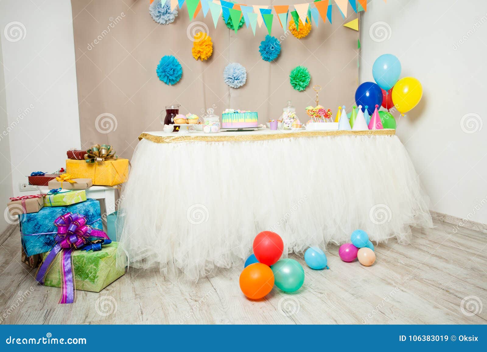 Décoration De Joyeux Anniversaire Image stock - Image du anniversaire,  vacances: 106383019