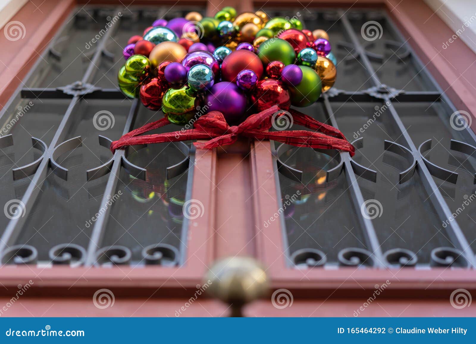 Décoration De La Porte De Noël Bals Avec Ruban Rouge à La Porte De La  Maison Rustique En Journée Photo stock - Image du angle, vacances: 165464292