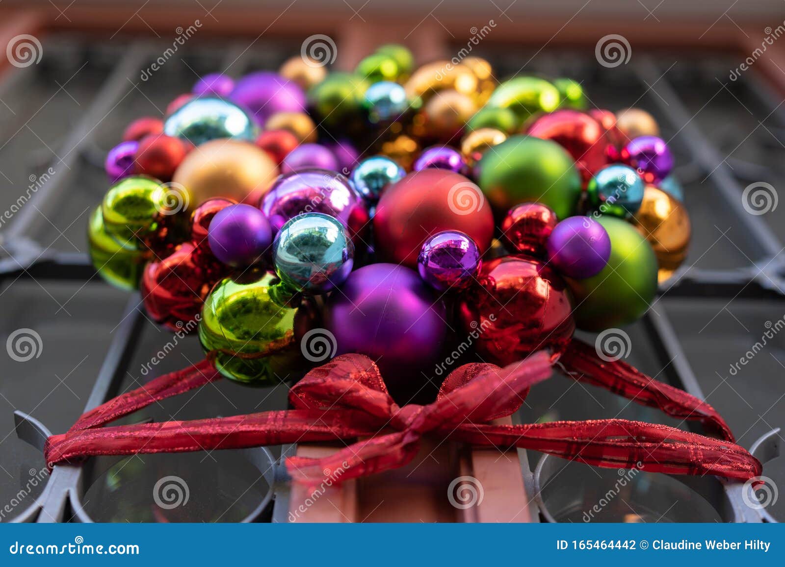 Décoration De La Porte De Noël Bals Avec Ruban Rouge à La Porte De La  Maison Rustique En Journée Photo stock - Image du angle, vacances: 165464292