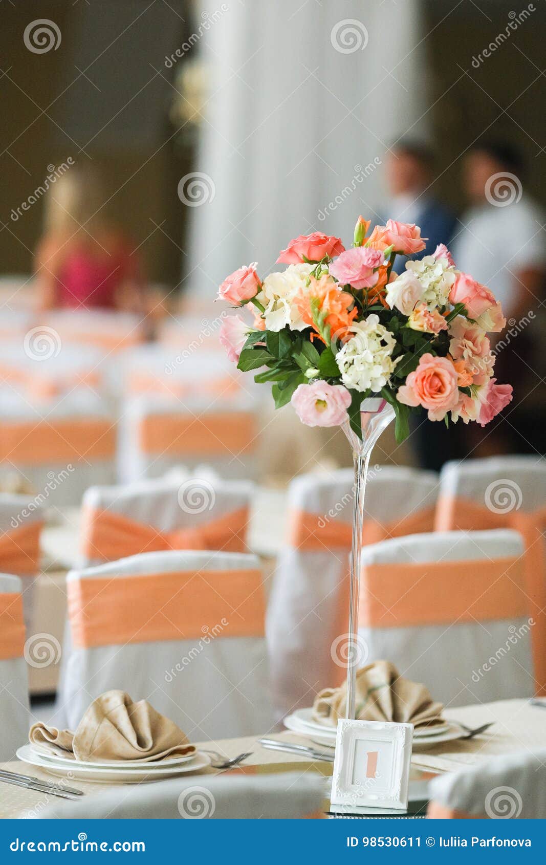 Décoration De Mariage Dans La Couleur De Pêche Image stock - Image