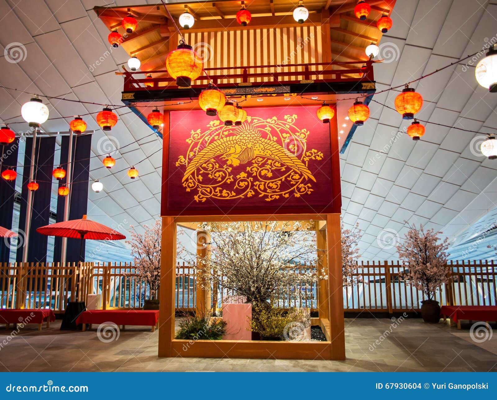 Décoration De Style De La Période D'Edo à L'aéroport De Haneda, Tokyo, Japon  Photo stock - Image du terminal, période: 67930604