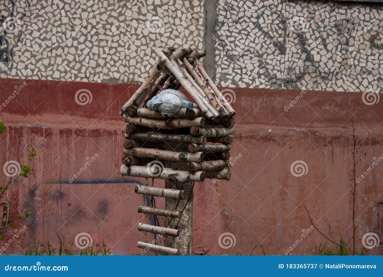 Décoration Du Jardin Dans La Cour D'un Immeuble Dans Une Ville Provinciale  Une Hutte Sur Une Jambe Des Bâtonnets De Quels Piauleme Image stock - Image  du appartement, jardin: 183365737