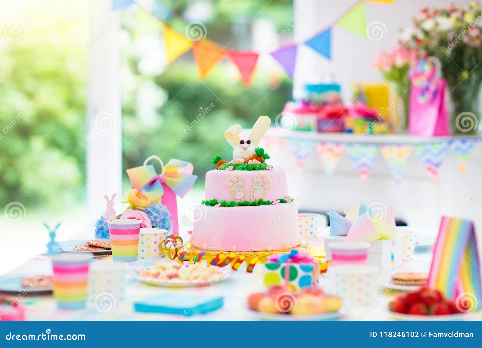 Decoration Et Gateau De Fete D Anniversaire D Enfants Photo Stock Image Du Gateau Deco Decoration Et Gateau De Fete D Anniversaire D Enfants Photo Stock Image Du Gateau Deco