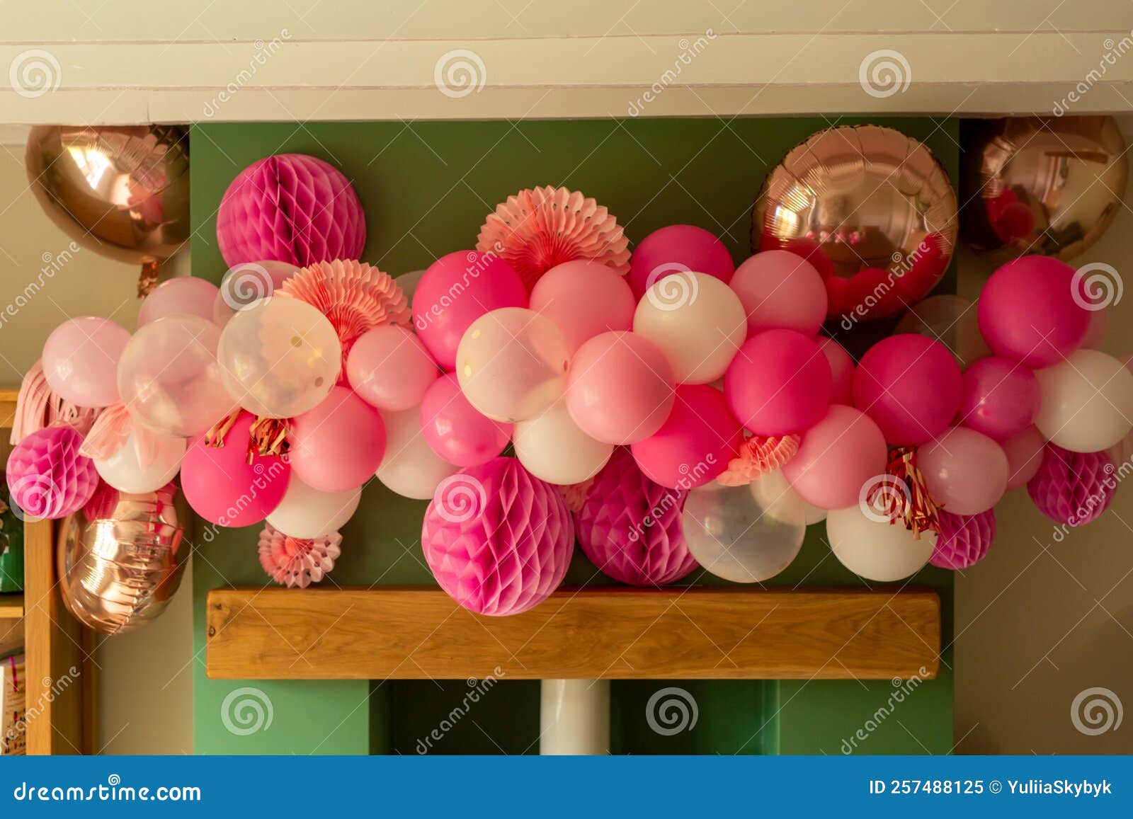 Chambre Décorée De Ballons Roses Pour Un Anniversaire, De Ballons