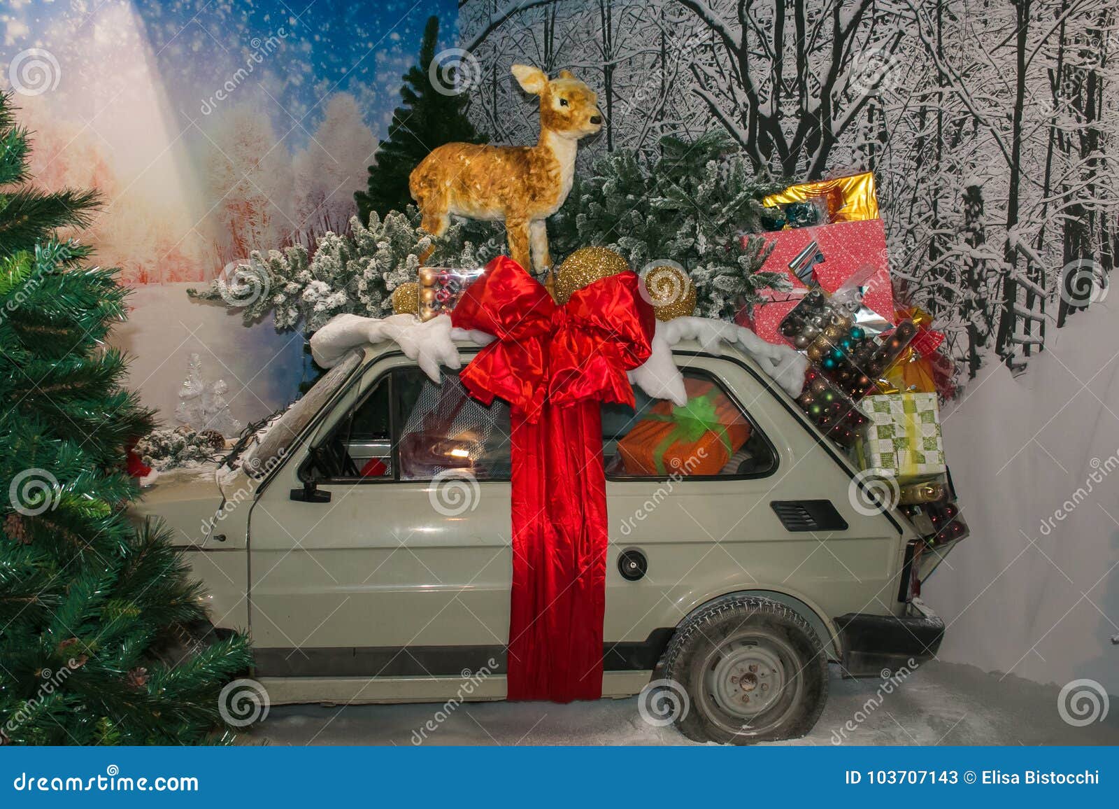 Décoration, Renne Et Cadeau De Noël Au-dessus De La Voiture à L'intérieur  De La Boutique Dans Le ` Elpidio De Sant Une Jument Photo stock éditorial -  Image du glace, ambiant: 103707143