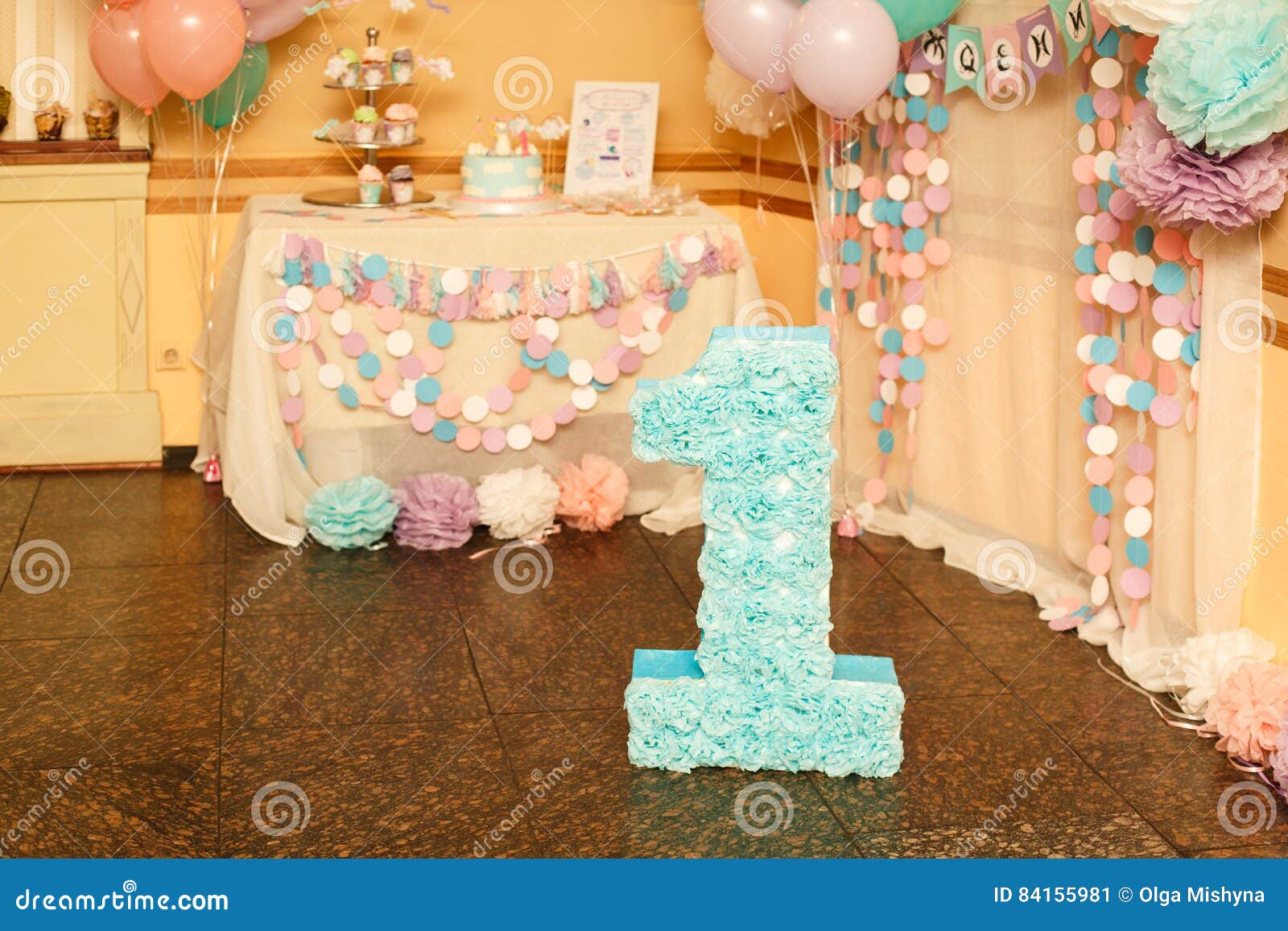 Decorations Elegantes D Anniversaire Pour La Petite Fille Sur Son Premier Anniversaire Image Stock Image Du Festif Ballons Decorations Elegantes D Anniversaire Pour La Petite Fille Sur Son Premier Anniversaire Image Stock Image Du Festif Ballons