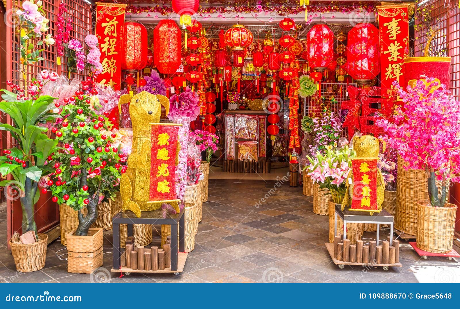 Décorations Chinoises De Nouvelle Année Se Vendant Dans Le Magasin Photo  stock - Image du coloré, bonheur: 109888670