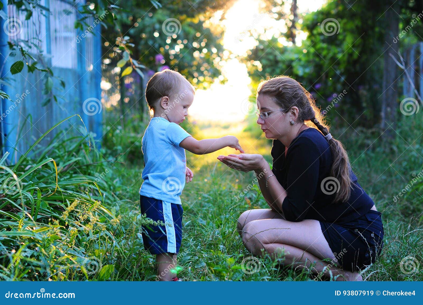 Découverte De Nature D'enfant L'enfant Jette Des Grains De Mère à  Disposition Photos De L'enfant Et De La Mère, éclairées à Contr Image stock  - Image du moments, main: 93807919