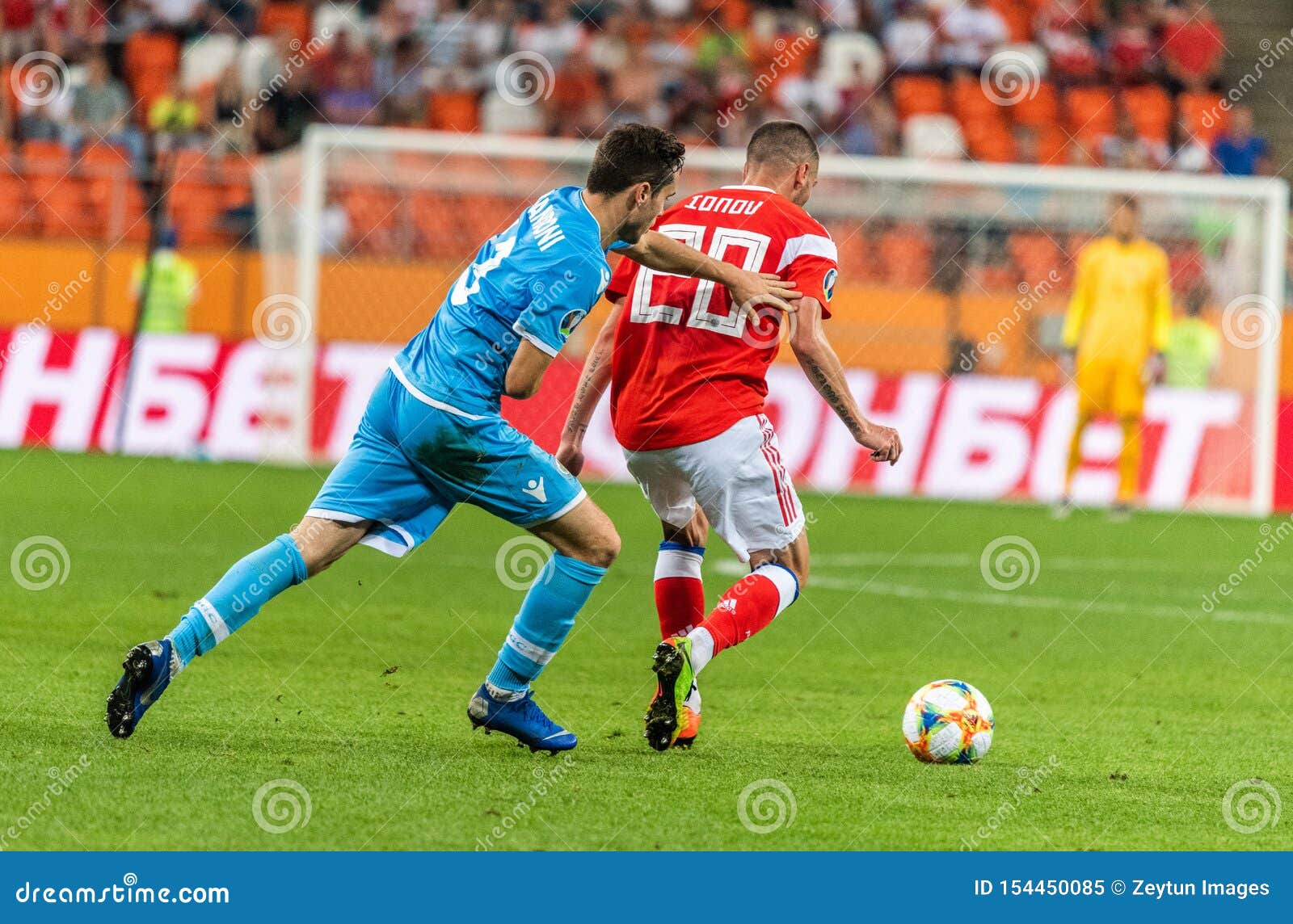 Defenseur Andrea Grandoni D Equipe Nationale De Republique De Saint Marin Contre Le Joueur Du Milieu De Terrain Aleksei Ionov D E Image Editorial Image Du Football Marino 154450085
