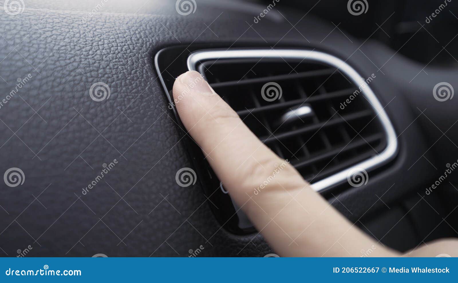 Déflecteur D'air Et Coffre-fort à L'intérieur D'une Voiture. Action. Proche  Des Détails Intérieurs De Voiture Avec Une Main Toucha Image stock - Image  du modifié, véhicule: 206522667, deflecteur de voiture 