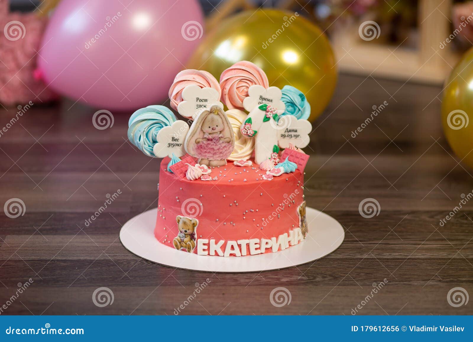Delicieux Et Beau Gateau Pour Une Petite Fille D Anniversaire Photo Stock Image Du Gateau Fond