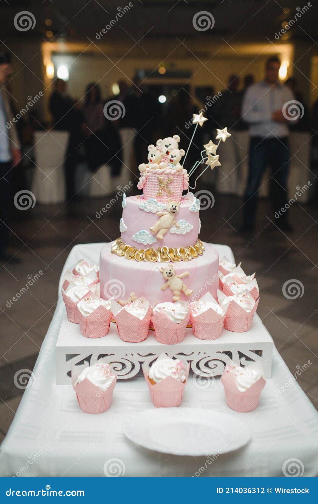 Delicieux Gateau Avec Des Cupcakes Pour Une Fete D Anniversaire De Petite Fille Photo Stock Image Du Fille Festif Delicieux Gateau Avec Des Cupcakes Pour Une Fete D Anniversaire De Petite Fille Photo Stock Image Du Fille Festif