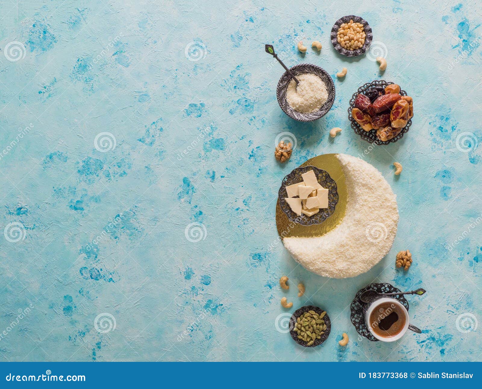 Delicieux Gateaux Maison Sous La Forme D Un Croissant De Lune Servi Avec Des Dates Et La Tasse De Cafe Photo Stock Image Du Festif Arabe Delicieux Gateaux Maison Sous La Forme D Un Croissant De Lune Servi Avec Des Dates Et La Tasse De Cafe Photo Stock Image Du Festif Arabe