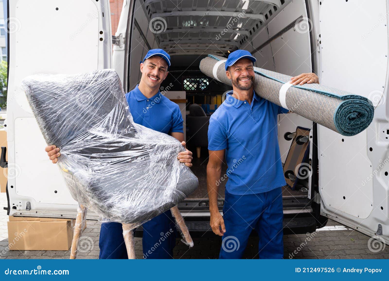 Déménageurs Faisant L'enlèvement De Meubles Et De Tapis De Camion Photo  stock - Image du roulé, masculin: 212497526