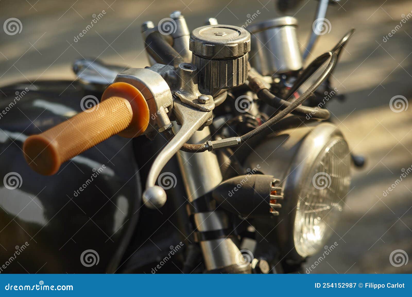 Détail De L'accélérateur D'une Moto Vintage Image stock - Image du  motocyclette, chrome: 254152987