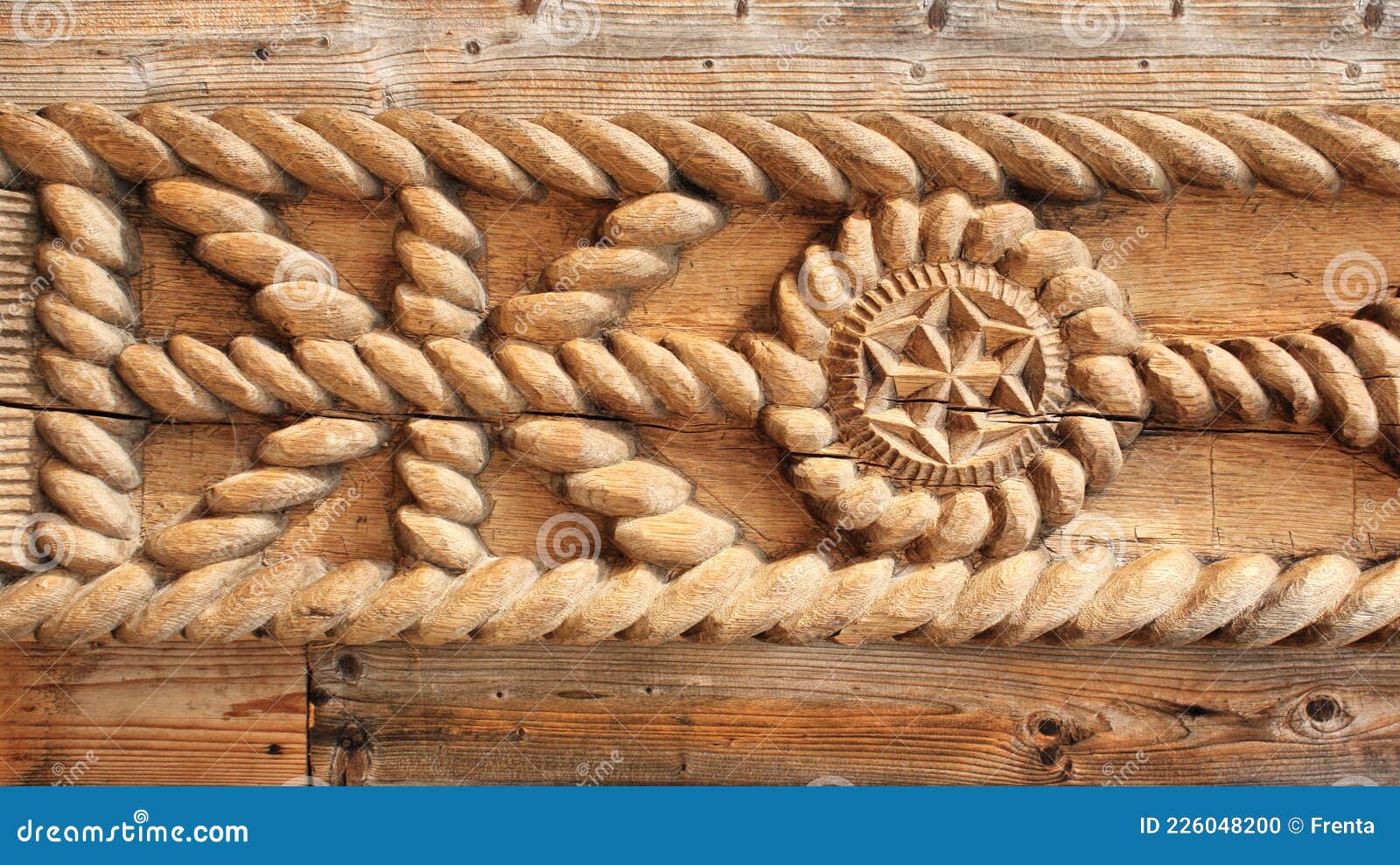 Détail De Sculpture Sur Bois Sur La Porte En Maramures Roumanie