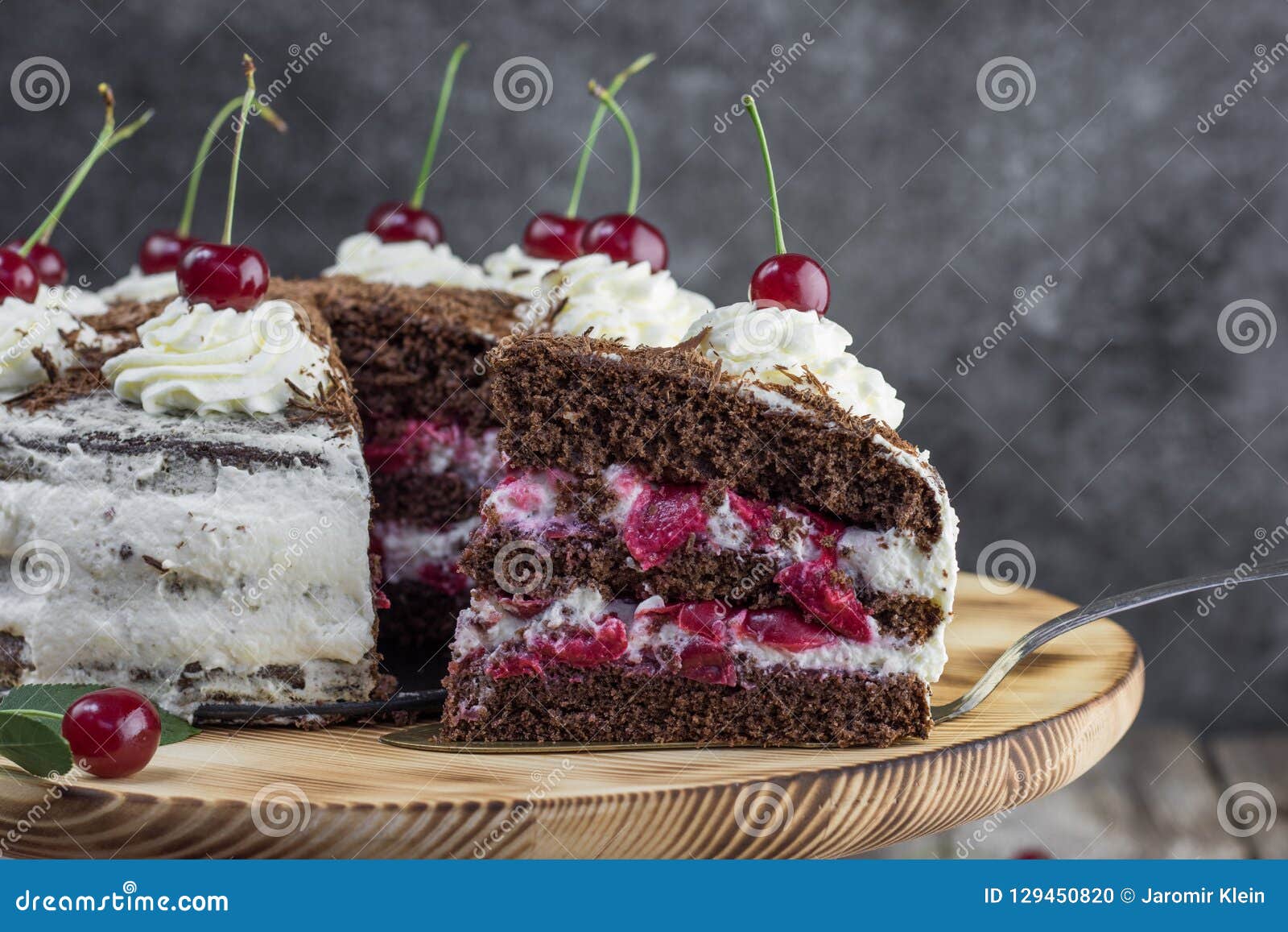 Detail Sur Une Tranche D Un Gateau De Foret Noire Ou Gateau Traditionnel De Schwarzwald De L Autriche De Chocolat Et Des Griotte Photo Stock Image Du Cerises Cremeux Detail Sur Une Tranche D Un Gateau De Foret Noire Ou Gateau Traditionnel De Schwarzwald De L Autriche De Chocolat Et Des Griotte Photo Stock Image Du Cerises Cremeux