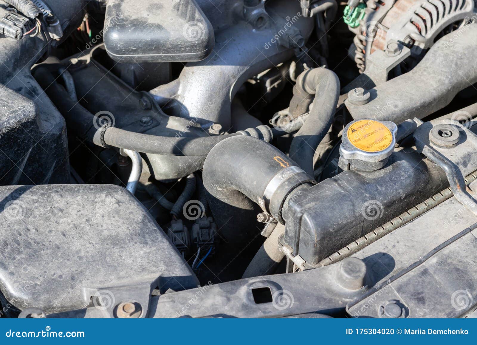 Détails Poussiéreux D'un Compartiment Moteur De Voiture De Boxeur De  Flatfour Sous Le Capot Ouvert. Bouchon Et Tuyau De Radiateur Photo stock -  Image du intérieur, ingénierie: 175304020