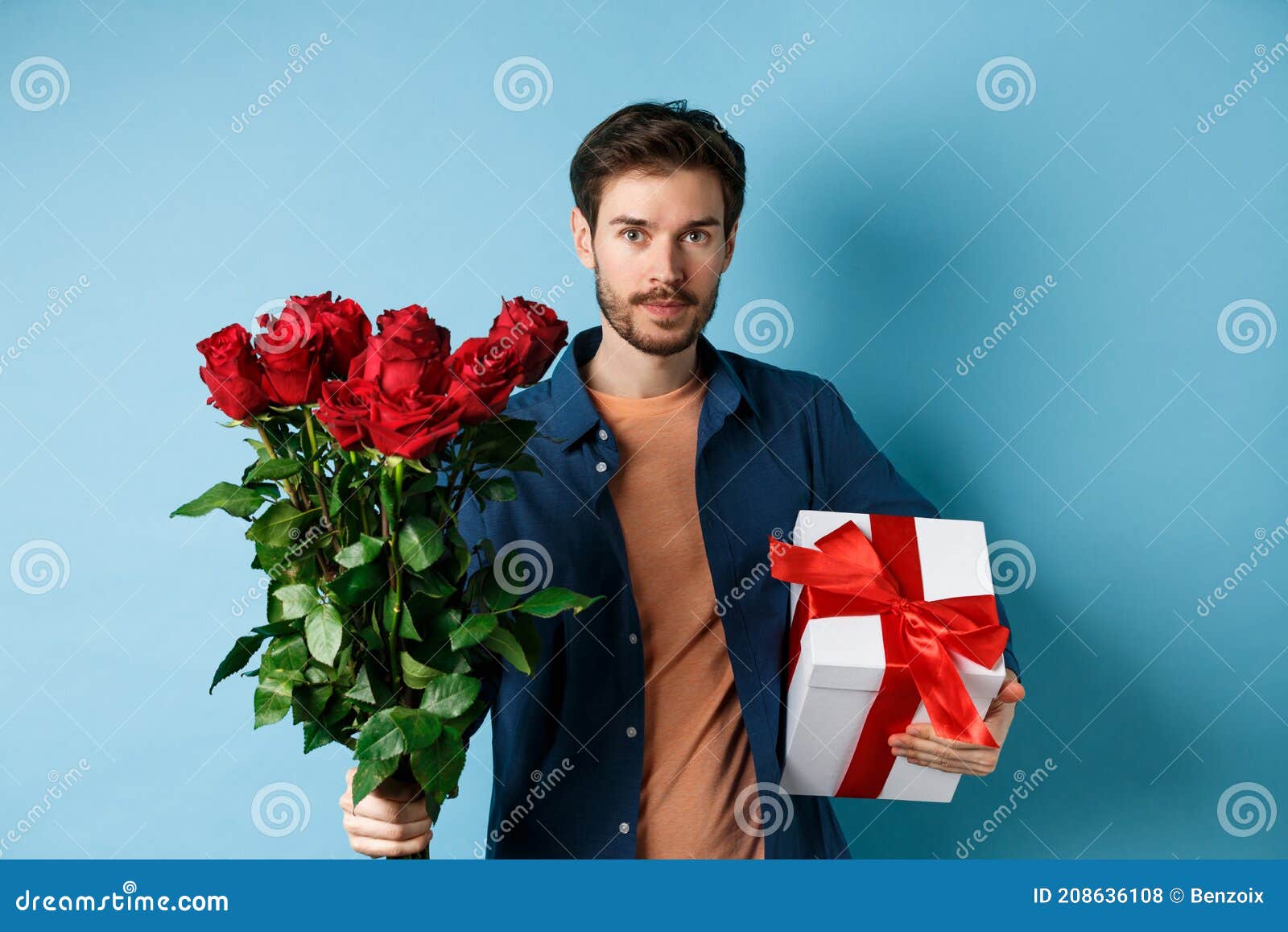 Día De Romance Y San Valentín. Hombre Presentando Ramo De Rosas Rojas a  Amante. Novio Trae Flores Y Regalo Para El Romántico Foto de archivo -  Imagen de aniversario, hermoso: 208636108